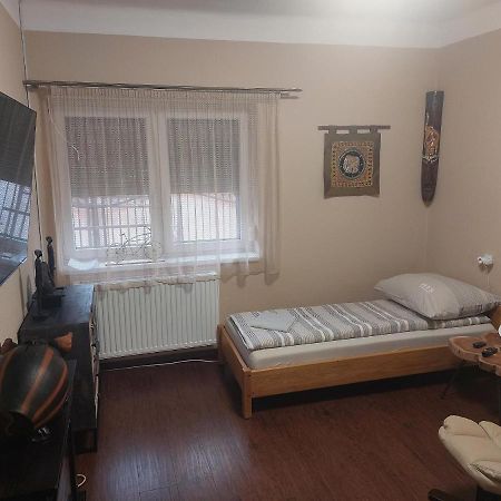 Feher Galamb Apartman Gyál Exteriör bild